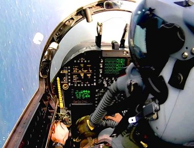Βίντεο από το πιλοτήριο: Το F/A-18E Super Hornet σε ελιγμούς σε χαμηλό ύψος